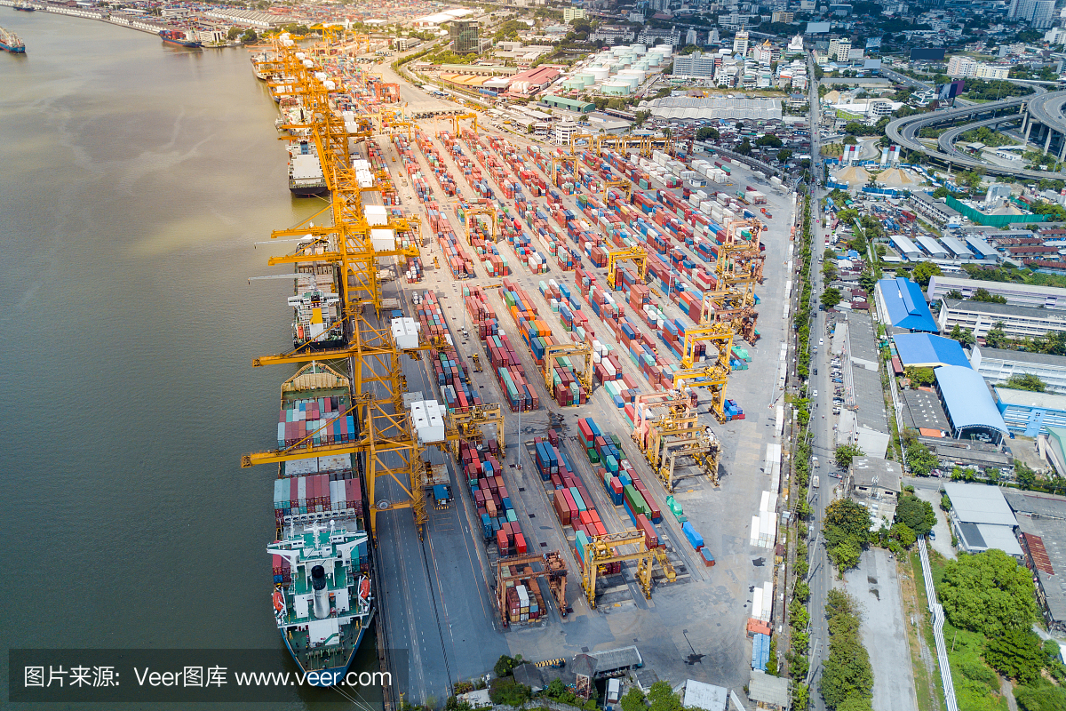 船厂使用集装箱起重机的集装箱货轮的物流与运输。物流进出口业务和运输业。鸟瞰图从无人机。