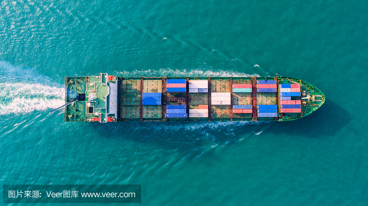 集装箱船在进出口业务和物流。用起重机将货物运到港口。国际水路运输。鸟瞰图